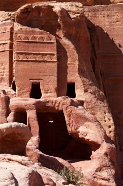 Ürdün: Petra arkeolojik Nabataean şehir içinde hazine geçmiş yatıyor Güney uçurum karşısında cephe Caddesi, anıt Nabataean mezarlar satır ayrıntılarını oyulmuş 