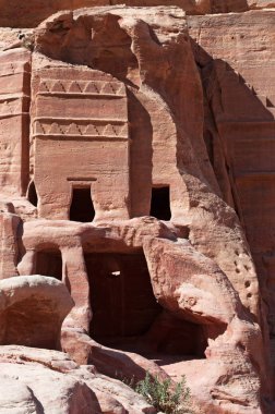 Ürdün: Petra arkeolojik Nabataean şehir içinde hazine geçmiş yatıyor Güney uçurum karşısında cephe Caddesi, anıt Nabataean mezarlar satır ayrıntılarını oyulmuş 