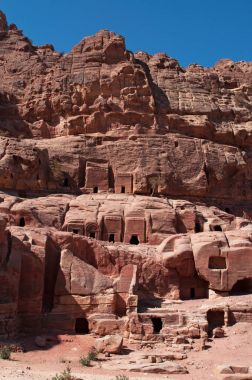 Ürdün: Petra arkeolojik Nabataean şehir içinde hazine geçmiş yatıyor Güney uçurum karşısında cephe Caddesi, anıt Nabataean mezarlar satır görünümü oyulmuş 