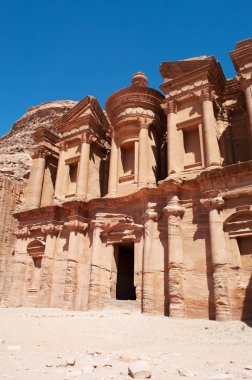 Ürdün: reklam Deir bilinen manastır veya El Deir, 1 anıtsal arkeolojik Nabataean şehir Petra'dan kayanın dışında oyulmuş inşa yüzyılda inşa kadar kapatın