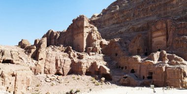 Ürdün: panoramik cephe Street, satır Nabataean anıtsal mezarların oyulmuş arkeolojik Nabataean şehir Petra'dan hazine geçmiş yatıyor Güney uçurum karşısında 
