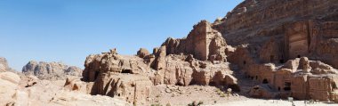 Ürdün: panoramik cephe Street, satır Nabataean anıtsal mezarların oyulmuş arkeolojik Nabataean şehir Petra'dan hazine geçmiş yatıyor Güney uçurum karşısında 