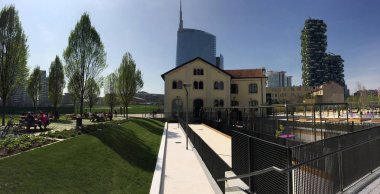 Fondazione Riccardo Catella, Unircredit Kulesi ve dikey orman, ağaç, Milano, gökdelenler yeni park Kütüphanesi. 30 Mart 2017. Lombardy, İtalya