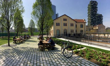Fondazione Riccardo Catella, Unircredit Kulesi ve dikey orman, ağaç, Milano, gökdelenler yeni park Kütüphanesi. 30 Mart 2017. Lombardy, İtalya