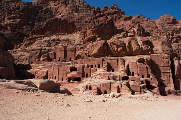 Jordania: vista de la calle de las fachadas, la fila de tumbas nabateas monumentales talladas en la cara del acantilado sur que se encuentra más allá del Tesoro en la ciudad arqueológica nabatea de Petra —  Fotos de Stock