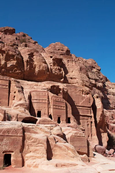Ürdün: Petra arkeolojik Nabataean şehir içinde hazine geçmiş yatıyor Güney uçurum karşısında cephe Caddesi, anıt Nabataean mezarlar satır görünümü oyulmuş 