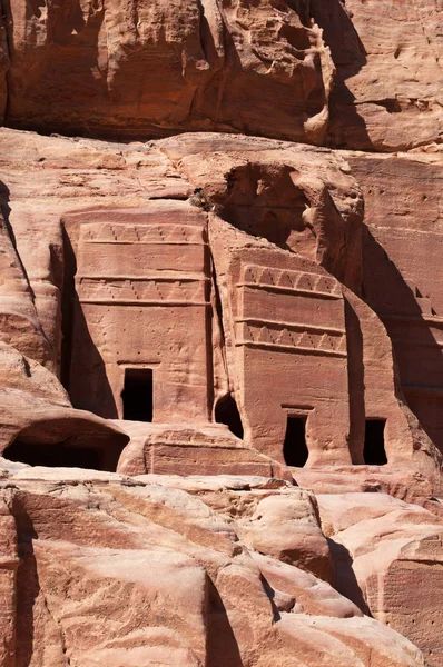 Jordan: details der straße der fassaden, die reihe monumentaler nabatäischer gräber, die in die südliche felswand gehauen wurden, die am schatz der archäologischen nabatäischen stadt petra vorbeiführt — Stockfoto