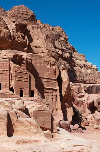 Ürdün: Petra arkeolojik Nabataean şehir içinde hazine geçmiş yatıyor Güney uçurum karşısında cephe Caddesi, anıt Nabataean mezarlar satır ayrıntılarını oyulmuş 