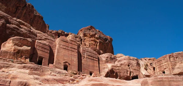 Jordan: Panorama av gatan av fasaderna, rad monumentala Nabataean gravar huggna i södra klippa ansikte som ligger förbi statskassan i den arkeologiska Nabataean staden Petra — Stockfoto