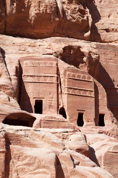 Jordánia: részleteit az utcai homlokzat, a sorban a monumentális Nabataean sírok faragott a déli sziklafal, hogy fekszik a kincstár, Petra régészeti Nabataean városa az elmúlt — Stock Fotó