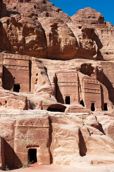 Jordânia: detalhes da rua das fachadas, a linha de túmulos Nabataean monumental carved na cara do penhasco do sul que encontra-se após o Tesouro na cidade Nabataean archaeological de Petra — Fotografia de Stock