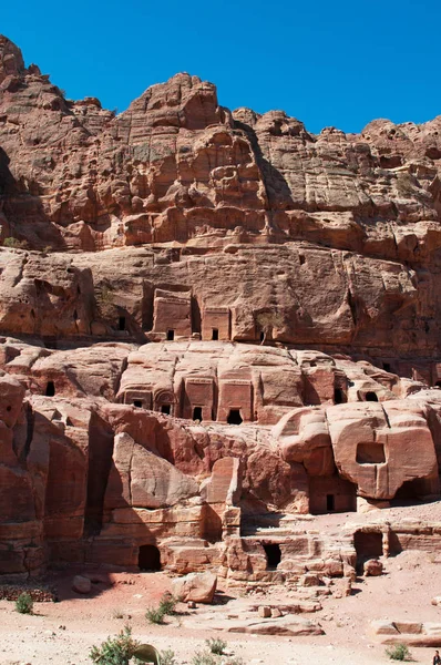 Giordania: veduta della Via delle Facciate, la fila di monumentali tombe nabatee scolpite nella parete meridionale della scogliera che si trova oltre il Tesoro nella città archeologica nabatea di Petra — Foto Stock