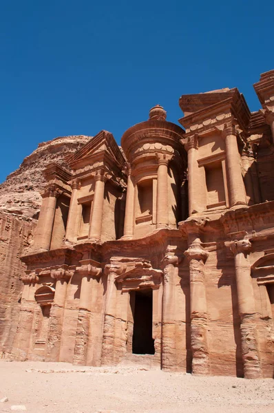 Jordania: vista de cerca del monasterio, conocido como Ad Deir o El Deir, construido en el siglo I, el edificio monumental tallado en roca en la ciudad arqueológica nabatea de Petra —  Fotos de Stock