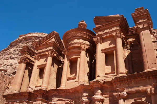 Jordanië: details van het fronton van het klooster, Absorbtion Ad Deir El Deir, gebouwd in de 1e eeuw, de beroemde monumentaal pand gesneden uit rots in de archeologische Nabataean stad Petra — Stockfoto