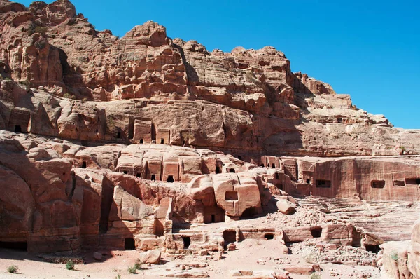 Jordanien: Blick auf die Straße der Fassaden, die Reihe monumentaler nabatäischer Gräber in der südlichen Felswand, die an der Schatzkammer der archäologischen nabatäischen Stadt Petra vorbeiführt — Stockfoto