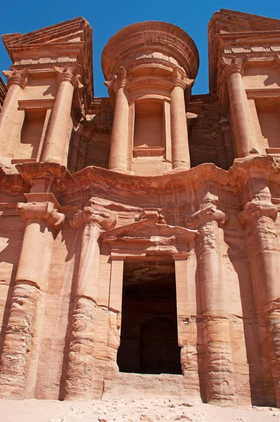 Jordânia: vista de perto do Mosteiro, conhecido como Ad Deir ou El Deir, construído no século I, o edifício monumental esculpido em rocha na cidade arqueológica de Petra — Fotografia de Stock