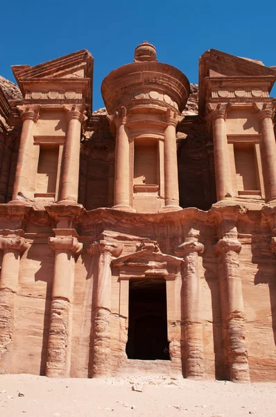 Jordan: närbild med utsikt över klostret, känd som Ad Deir eller El Deir, byggd under 000-talet, den monumentala byggnaden huggen ur sten i den arkeologiska Nabataean staden Petra — Stockfoto