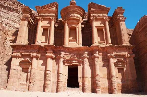 Jordânia: vista de perto do Mosteiro, conhecido como Ad Deir ou El Deir, construído no século I, o edifício monumental esculpido em rocha na cidade arqueológica de Petra — Fotografia de Stock