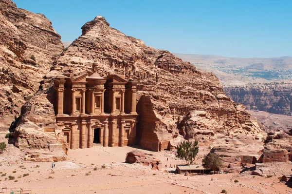 Jordânia: a paisagem jordaniana com vista para o Mosteiro, conhecido como Ad Deir ou El Deir, o famoso edifício monumental esculpido em rocha na cidade arqueológica de Petra — Fotografia de Stock