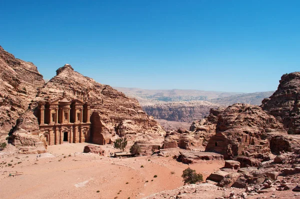 Jordania: el paisaje jordano con vistas al monasterio, conocido como Ad Deir o El Deir, el famoso edificio monumental tallado en roca en la ciudad arqueológica nabatea de Petra —  Fotos de Stock