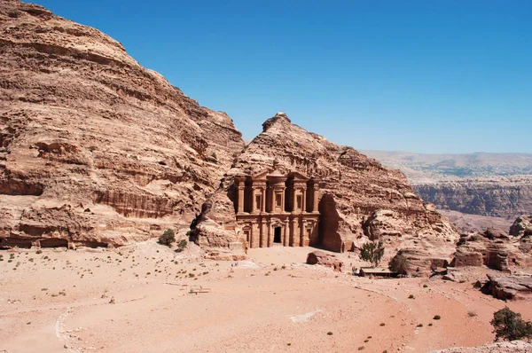 Jordania: el paisaje jordano con vistas al monasterio, conocido como Ad Deir o El Deir, el famoso edificio monumental tallado en roca en la ciudad arqueológica nabatea de Petra —  Fotos de Stock