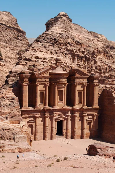 Jordánsko: jordánský krajina s výhledem na klášter, známý jako Ad Dér nebo El Deir, slavný monumentální budově vytesaný z kamene v archeologické nabatejské město Petra — Stock fotografie