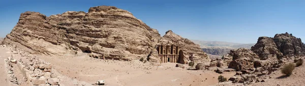 Jordan: the Jordanian landscape with view of the Monastery, known as Ad Deir or El Deir, the famous monumental building carved out of rock in the archaeological Nabataean city of Petra — Stock Photo, Image