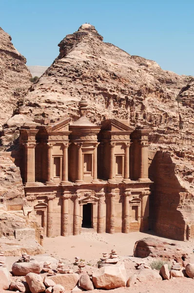 Jordan: die jordanische landschaft mit blick auf das kloster, bekannt als ad deir oder el deir, das berühmte monumentale gebäude in der archäologischen nabatäischen stadt petra — Stockfoto