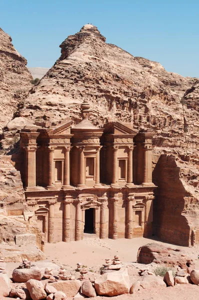 Jordan: det jordanska landskapet med utsikt över klostret, som kallas Ad Deir eller El Deir, den berömda monumental byggnad huggen ur sten i den arkeologiska Nabataean staden Petra — Stockfoto