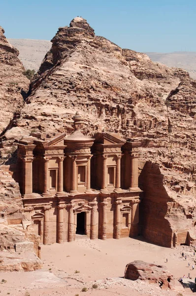Jordania: el paisaje jordano con vistas al monasterio, conocido como Ad Deir o El Deir, el famoso edificio monumental tallado en roca en la ciudad arqueológica nabatea de Petra — Foto de Stock