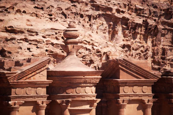 Jordania: detalles del frontón del Monasterio, conocido como Ad Deir o El Deir, construido en el siglo I, el famoso edificio monumental tallado en roca en la ciudad arqueológica nabatea de Petra —  Fotos de Stock