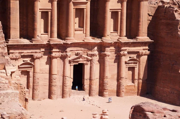 Jordan: Detaljer av portalen av klostret, som kallas Ad Deir eller El Deir, byggt hundratalet, den berömda monumental byggnaden uthuggen ur sten i den arkeologiska Nabataean staden Petra — Stockfoto