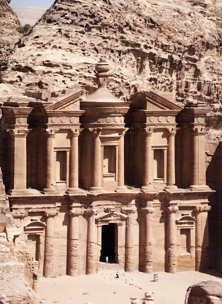 Jordánia: a Jordániai táj kilátás a kolostor, ismert Ad Deir vagy El-Deir, a híres monumentális épület faragott a rock, Petra régészeti Nabataean városa — Stock Fotó