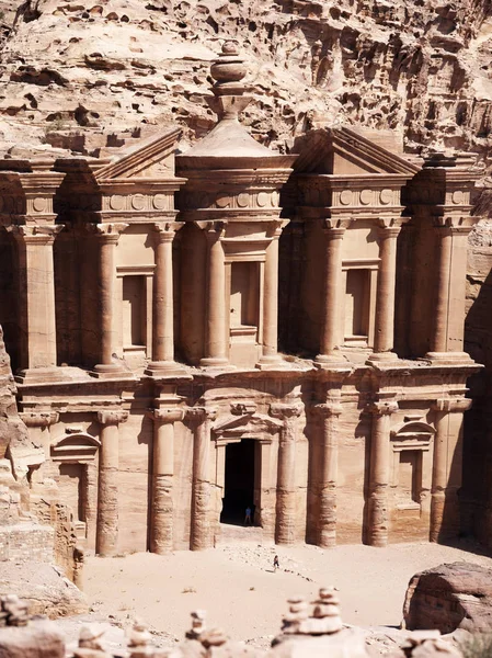 Jordan: det jordanska landskapet med utsikt över klostret, som kallas Ad Deir eller El Deir, den berömda monumental byggnad huggen ur sten i den arkeologiska Nabataean staden Petra — Stockfoto