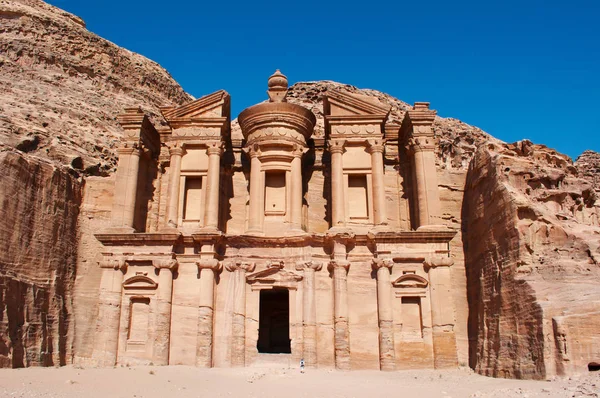 Jordan: närbild med utsikt över klostret, känd som Ad Deir eller El Deir, byggd under 000-talet, den monumentala byggnaden huggen ur sten i den arkeologiska Nabataean staden Petra — Stockfoto