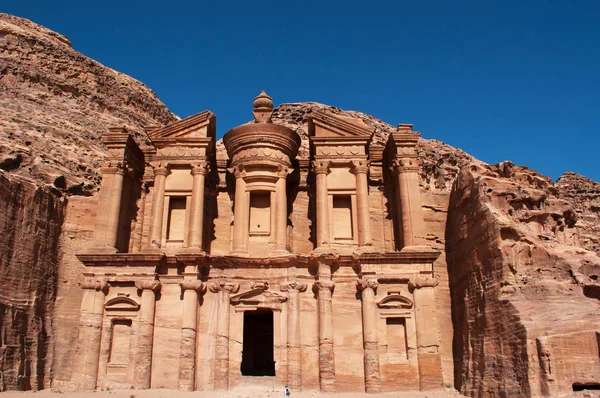 Jordan: närbild med utsikt över klostret, känd som Ad Deir eller El Deir, byggd under 000-talet, den monumentala byggnaden huggen ur sten i den arkeologiska Nabataean staden Petra — Stockfoto