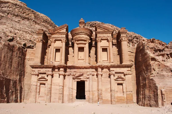 Jordan: närbild med utsikt över klostret, känd som Ad Deir eller El Deir, byggd under 000-talet, den monumentala byggnaden huggen ur sten i den arkeologiska Nabataean staden Petra — Stockfoto