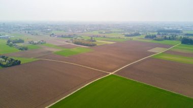 Doğa ve manzara: bir alan, ekimi, yeşil çimen, kırsal, tarım, toprak yol havadan görünümü