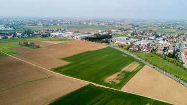 Doğa ve manzara, Solaro, Milano Belediyesi: havadan görünümü bir alan, evler ve evleri, tarım, yeşil çimen, kırsal, tarım, ağaçlar. İtalya