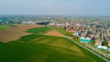 Doğa ve manzara, Solaro, Milano Belediyesi: havadan görünümü bir alan, evler ve evleri, tarım, yeşil çimen, kırsal, tarım, ağaçlar. İtalya