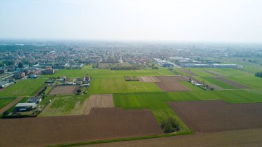 Doğa ve manzara, Cesate, Milano Belediyesi: havadan görünümü bir alan, evler ve evleri, tarım, yeşil çimen, kırsal, tarım, ağaçlar. İtalya