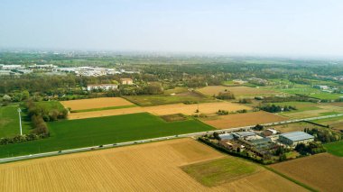 Doğa ve manzara: bir alan, ekimi, yeşil çimen, kırsal, tarım, toprak yol havadan görünümü