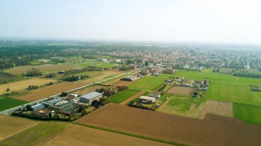 Doğa ve manzara, Cesate, Milano Belediyesi: havadan görünümü bir alan, evler ve evleri, tarım, yeşil çimen, kırsal, tarım, ağaçlar. İtalya