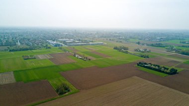 Doğa ve manzara: bir alan, ekimi, yeşil çimen, kırsal, tarım, toprak yol havadan görünümü