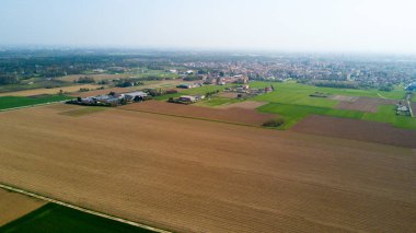 Doğa ve manzara, Cesate, Milano Belediyesi: havadan görünümü bir alan, evler ve evleri, tarım, yeşil çimen, kırsal, tarım, ağaçlar. İtalya