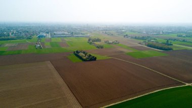 Doğa ve manzara: bir alan, ekimi, yeşil çimen, kırsal, tarım, toprak yol havadan görünümü