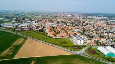 Doğa ve manzara, Solaro, Milano Belediyesi: havadan görünümü bir alan, evler ve evleri, tarım, yeşil çimen, kırsal, tarım, ağaçlar. İtalya