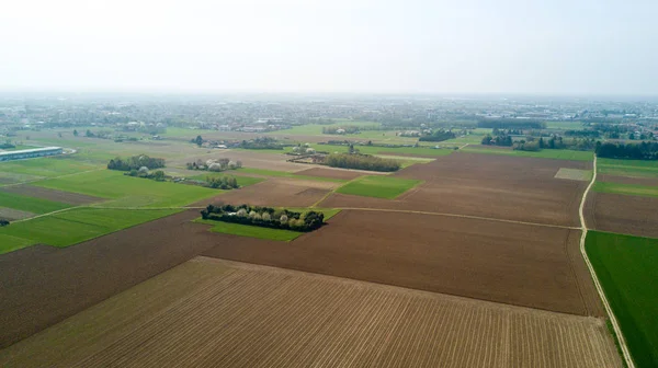 Natura i krajobraz: widok z lotu ptaka pola, uprawy, Zielona trawa, wsi, rolnictwa, polnej drodze — Zdjęcie stockowe