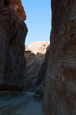Jordan, Orta Doğu: farklı şekiller, renkler ve tonları arkeolojik Nabataean Petra için Siq, şaft, ana giriş kanyonda yürüyüş gördüm kırmızı kayalar