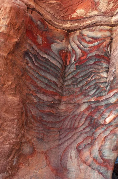 Jordânia, Oriente Médio: veias de diferentes formas, cores e tons nas rochas vermelhas dos Túmulos Reais, enormes estruturas funerárias esculpidas na face rochosa na cidade arqueológica de Petra — Fotografia de Stock